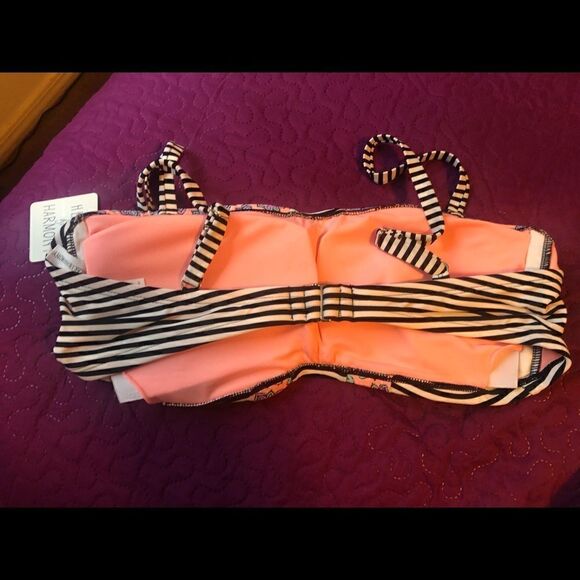 Heart & Harmony bikini top with stripes with colorful geometric shapes - Picture 3 of 4